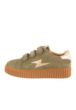 Zapatilla de ante verde oliva con tres tiras de velcro, suela gruesa marrón texturizada, diseño de rayo beige y lengüeta trasera beige.