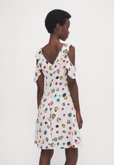Rochie ușoară cu mâneci fluturate off-the-shoulder, bază albă și modele circulare colorate în diferite nuanțe. Vedere din spate.
