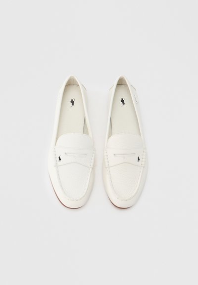 Biele kožené mokasíny s textúrovaným dizajnom, prešívaním a malým logom na boku. Hladká vnútorná strana a flexibilná podrážka.
