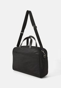 Zwarte synthetische tas met handvatten bovenop en een verstelbare schouderriem. Heeft een voorzak met rits, een gladde textuur en een rechthoekige vorm.