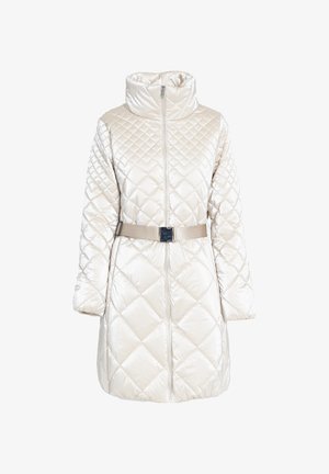 Quilted pufferjakke i lys creme, med høj krave, fuld frontlynlås og et stofbælte med en sølvspænde. Fremtrædende diamantmønster.