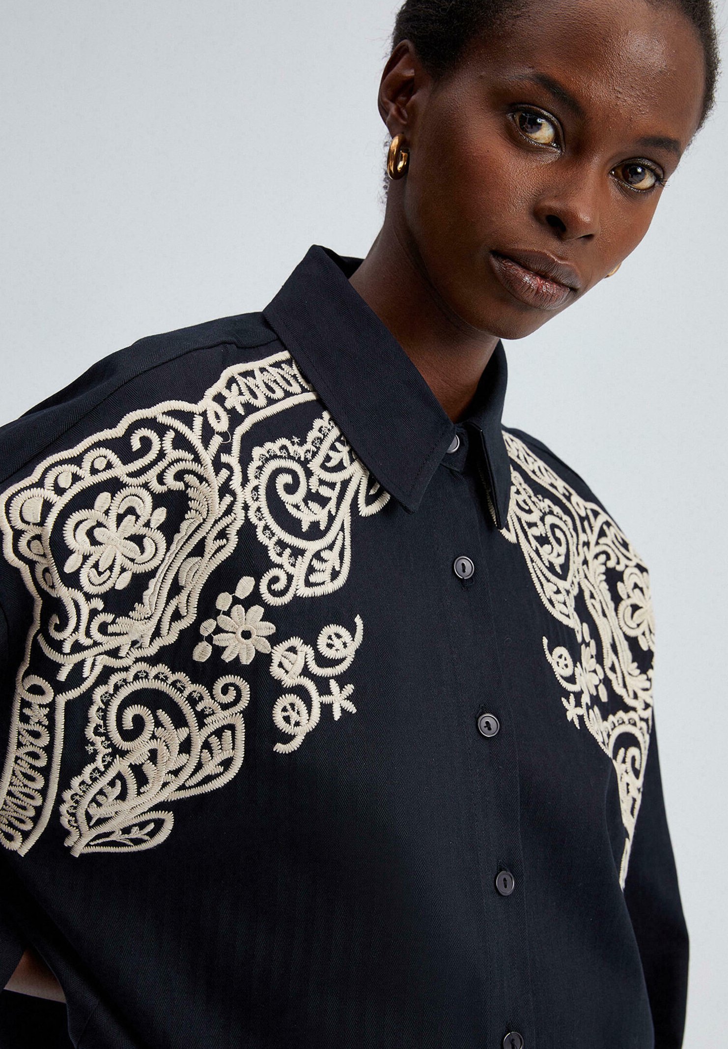【BLACK】Embroidery shirt Black Giza Cotton Tiger Embroidered Shirt by The Man Project at