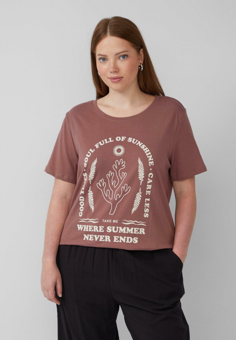 Braunes, kurz geschnittenes T-Shirt aus Baumwolle mit einem weißen Grafikdesign, das Text und ein Korallenmotiv zeigt. Kurze Ärmel, runder Ausschnitt.
