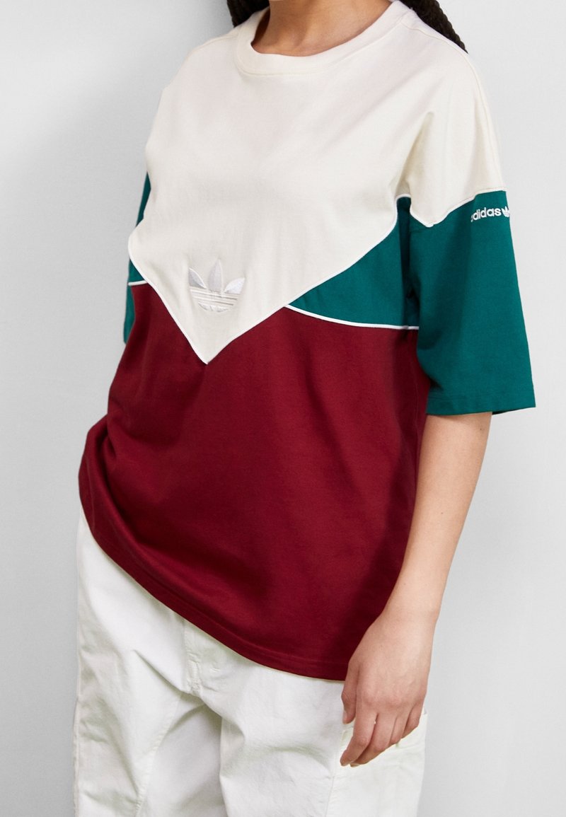 Färgat blockad, oversized t-shirt i krämfärgad, grön och vinröd bomull. Har broderad Adidas-logotyp och vit piping längs designens sömmar.