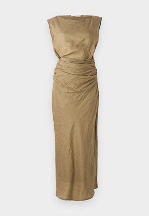 Beige, hihaton mekko, jossa on veneenäyttö, sivussa poimutus ja pitkä, laskeutuva siluetti kevyestä kankaasta.