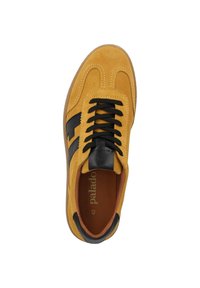Sneaker scamosciato giallo con dettagli in pelle nera, caratterizzato da un design con lacci, cuciture decorative e una fodera interna marrone. Taglia 42.