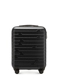 Černý tvrdý kufr s texturovaným povrchem a horizontálními drážkami, čtyřmi kolečky a horní rukojetí pro snadnou přepravu.