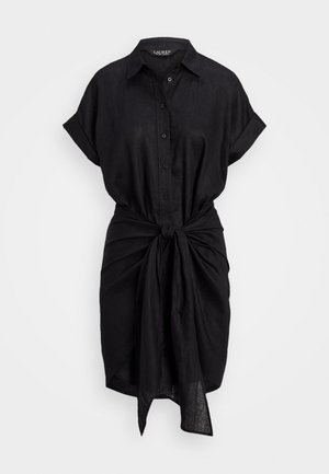 Robe chemise noire à manches courtes avec des boutons sur le devant et un détail noué à la taille.