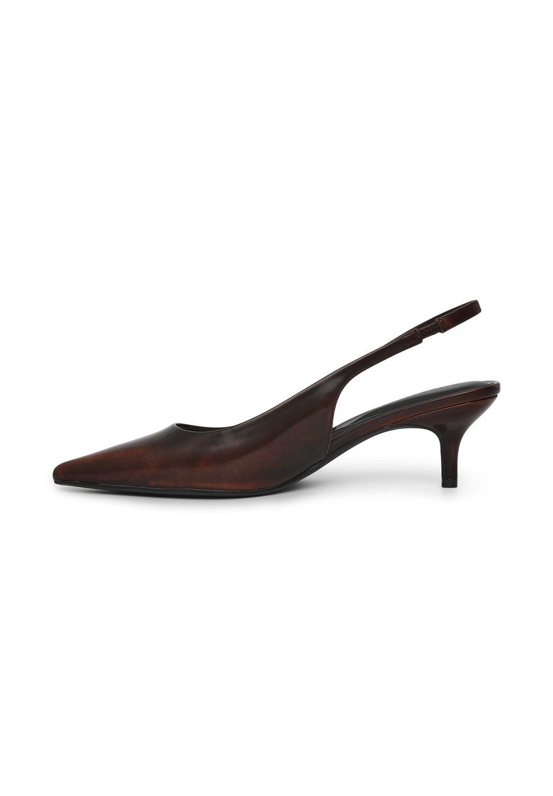 Scarpa slingback in pelle marrone con punta affusolata, tacco basso e texture liscia. Presenta un design con ritagli sui lati.