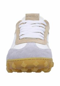 Sneaker bianco e beige con tomaia in suede, punta rotonda e suola in gomma con tasselli testurizzati per una migliore aderenza.