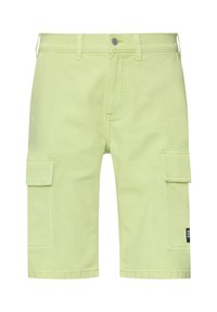 Jasnozielone szorty cargo wykonane z bawełny, z dwoma bocznymi kieszeniami, zapięciem na guzik i przeszywanym dołem.