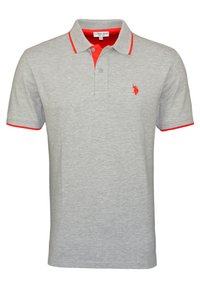 Ljust grå pikétröja med röd kant på kragen och ärmarna, tvåknapplåsning och röd broderad logotyp på vänster bröst.