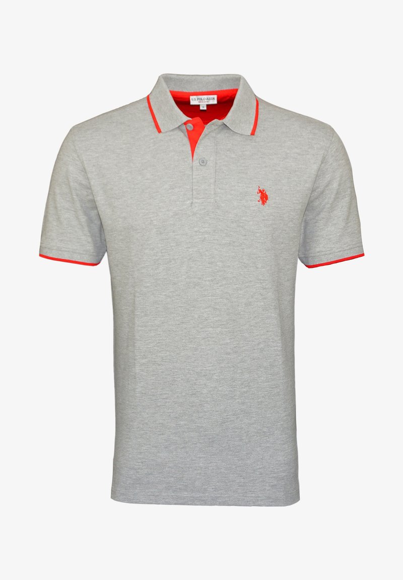 Ljust grå pikétröja med röd kant på kragen och ärmarna, tvåknapplåsning och röd broderad logotyp på vänster bröst.