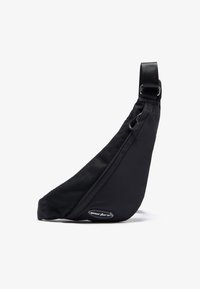 Borsa a tracolla nera con una forma triangolare elegante. Realizzata in tessuto resistente e dettagli in rete, presenta una tracolla e un accento con logo.