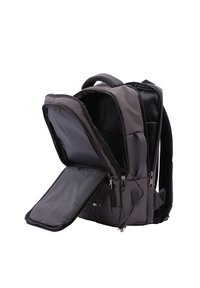 Zaino multifunzionale grigio con un ampio scomparto principale, schienale imbottito, doppie cerniere e molteplici tasche interne per l'organizzazione.