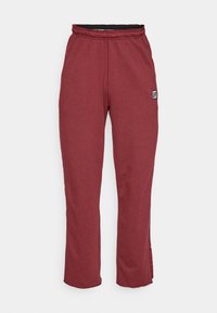 Bordeauxfarvede sweatpants lavet af blødt bomuldsblanding, med elastisk talje, lige ben og et lille logo-patch på siden.