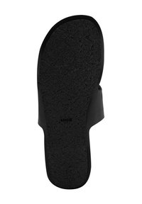 Svart sandal med en strukturerad gummisula, med en öppen design. Fotbädden och remmarna är gjorda av ett mjukt, flexibelt material.