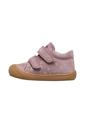Scarpe per bambini in suede rosa con motivo di farfalle dorate, due cinghie in velcro, punta rotonda e suola in gomma con grip testurizzato.