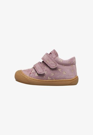 Chaussures pour enfants en daim rose avec un motif de papillon doré, deux bandes velcro, bout arrondi et semelle en caoutchouc texturée pour une meilleure adhérence.