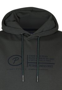 Felpa grigia con cappuccio realizzata in tessuto morbido. Presenta una tasca frontale, cordini con punte metalliche e testo stampato in blu scuro.