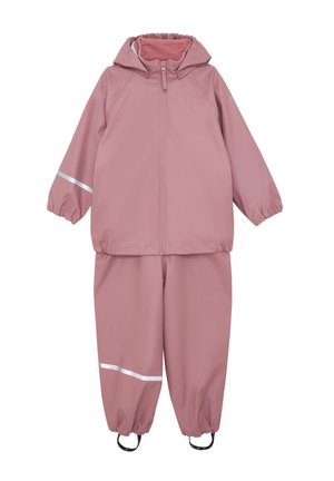 Veste imperméable rose poudré pour enfants avec capuche et pantalon assorti, dotés de poignets élastiques et de bandes réfléchissantes sur les manches et les jambes.