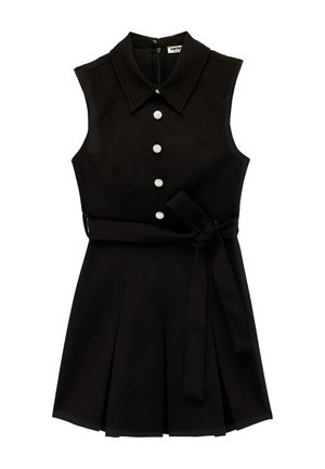 Robe noire sans manches avec un col à revers, des boutons en perle sur le devant, une ceinture à la taille et des détails de jupe plissée.