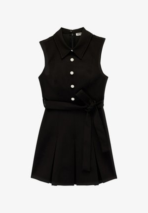 Robe noire sans manches avec un col à revers, des boutons en perle sur le devant, une ceinture à la taille et des détails de jupe plissée.