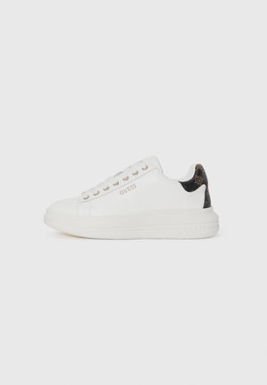 Biały niskoprofilowy sneaker z grubą podeszwą, złotymi oczkami, logo "GUESS" po boku i czarną wzorzystą zakładką na pięcie.