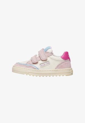 Sneakers con strap in Velcro, caratterizzati da pelle bianca, accenti in suede rosa e blu, suole testurizzate e design a punta tonda.