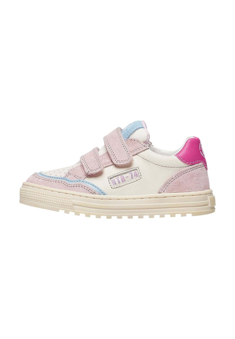 Sneakers con strap in Velcro, caratterizzati da pelle bianca, accenti in suede rosa e blu, suole testurizzate e design a punta tonda.
