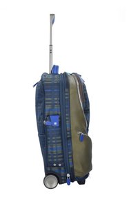 Valigia con un design a quadri blu, accentata di verde, ruote grigie, manico telescopico e diverse tasche con zip.