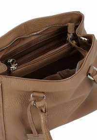 Sac à main en cuir brun texturé avec deux poignées et quincaillerie en argent. L'intérieur comprend des compartiments zippés pour un rangement organisé.