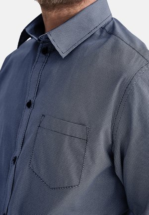 Dunkelblaues Hemd mit Button-Down-Kragen und einem strukturierten Muster aus kleinen Punkten. Verfügt über eine Standardkragen, eine Brusttasche und kontrastierende Knopfdetails.