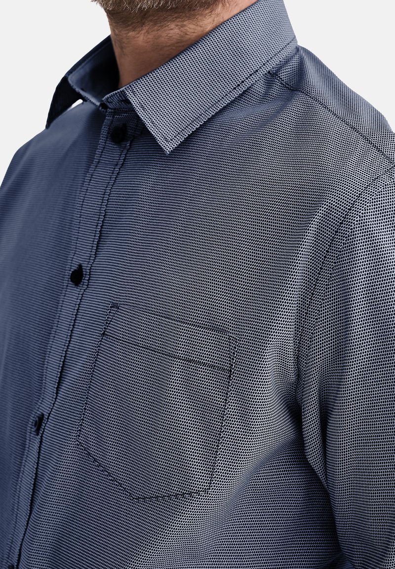 Dunkelblaues Hemd mit Button-Down-Kragen und einem strukturierten Muster aus kleinen Punkten. Verfügt über eine Standardkragen, eine Brusttasche und kontrastierende Knopfdetails.