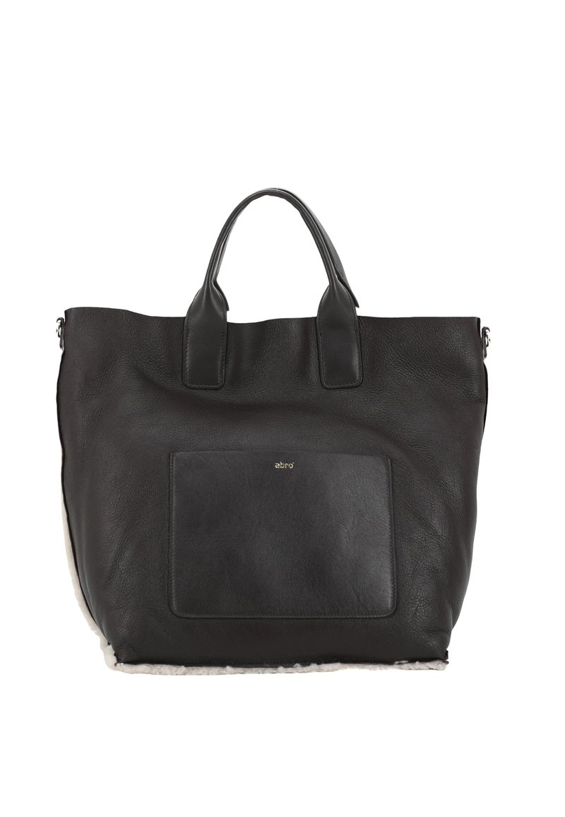 Sac fourre-tout en cuir noir avec deux poignées supérieures, une poche avant, surface texturée et bord inférieur de couleur plus claire. Détail de logo doré présent.