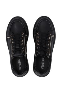 Schwarze Leder-Sneaker mit glatter Textur, ausgestattet mit Ösen in Goldoptik, schwarzen Schnürsenkeln und einer leicht erhöhten Gummisohle.