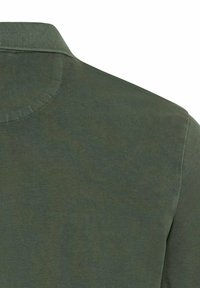 Donkergroene katoenen polo-shirt, met een klassieke kraag, een gestructureerde stof en een gladde afwerking met subtiele ribbels bij de kraag.