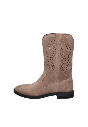 Lichtbruine suède cowboylaars tot halverwege de kuit met zwarte zool, decoratieve perforaties op de schacht en trekflap bovenaan.