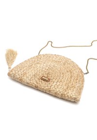 Borsa a mano in paglia intrecciata con forma semicircolare, tracolla in catena dorata e un tassello decorativo. Presenta un piccolo cartellino in pelle con il logo.