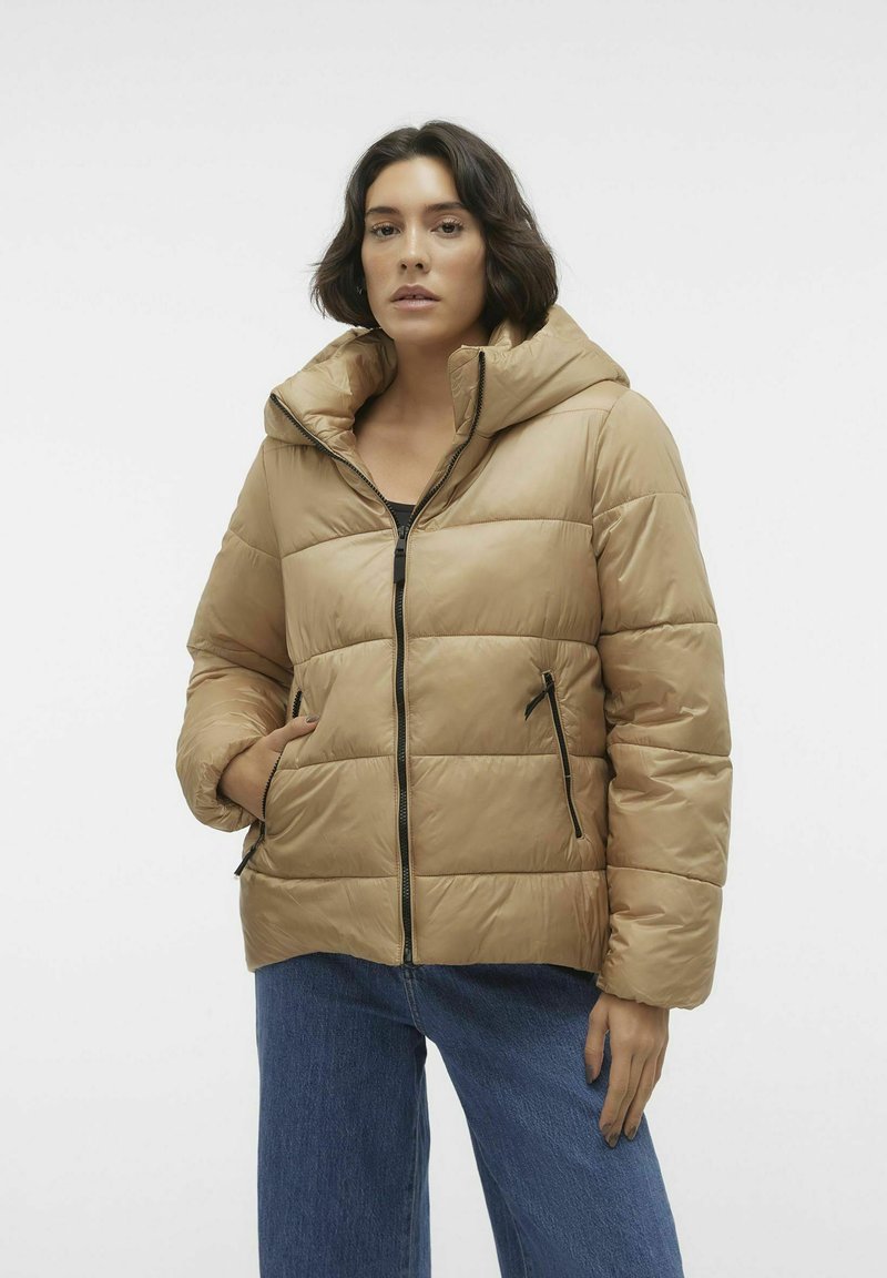 Beige gepolsterte Jacke mit Kapuze, vorn mit Reißverschluss und zwei seitlichen Reißverschlusstaschen. Hergestellt aus glattem, glänzendem Material.