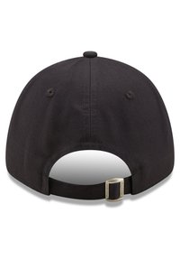 Gorra de béisbol de algodón negro con visera curva, correa ajustable en la parte trasera y un acabado texturizado. Sin logotipos ni acentos adicionales visibles.