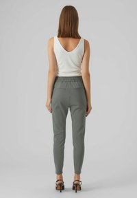 Vero Moda VMEVA STRING - Pantalones deportivos - dark forest