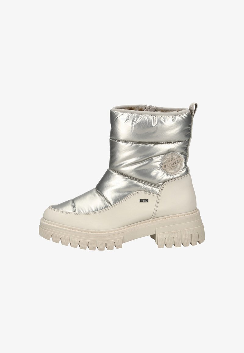 Silberne, gepolsterte knöchelhohe Stiefel mit einer strukturierten Oberfläche, ausgestattet mit einer hellen Gummisohle, einem Logo-Patch und einer verstärkten Zehenkappe.