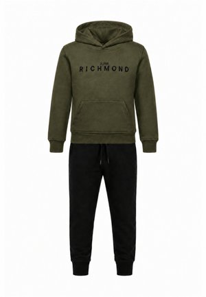 Felpa verde con tasca frontale e pantaloni neri, la felpa presenta il testo "John Richmond" sul petto.