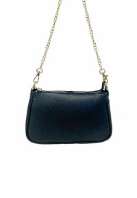 Musta nahkakäsilaukku, jossa on kivimäinen pinta, kultaketjuhihna, vetoketjukiinnitys ja kompakti suorakaiteen muotoinen malli.