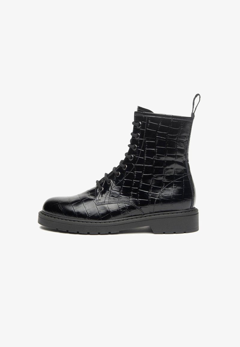 Schwarze Lackleder-Ankle-Boots mit Krokodilprägung, Schnürung vorne, runder Zehenform und niedriger, klobiger Sohle. Mit einer Schlaufe zum Hineinschlüpfen.