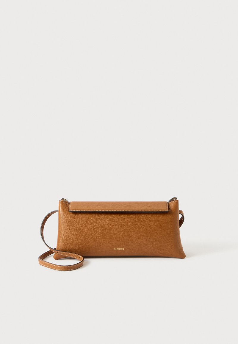 Brun læder clutch taske, rektangulær form, tekstureret overflade, aftagelig rem, lynlås lukning, diskret logo præget på forsiden.