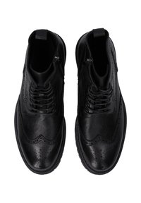Černé kožené boty s brogue detaily, se zipem a tkaničkami. Hladký povrch s texturovanými akcenty a zaoblenou špičkou.