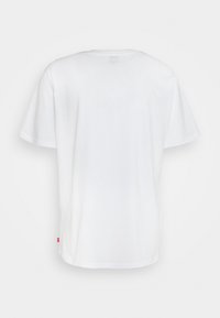 Weißes Baumwoll-T-Shirt mit kurzen Ärmeln, rundem Ausschnitt und geradem Schnitt. Mit einem kleinen Logoaufnäher auf der linken Seite.