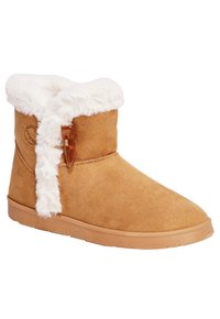 Stivale alla caviglia in suede beige con un polsino in pelliccia sintetica bianca, fibbia decorativa marrone e suola in gomma piatta. Tessuto liscio e design a punta arrotondata.
